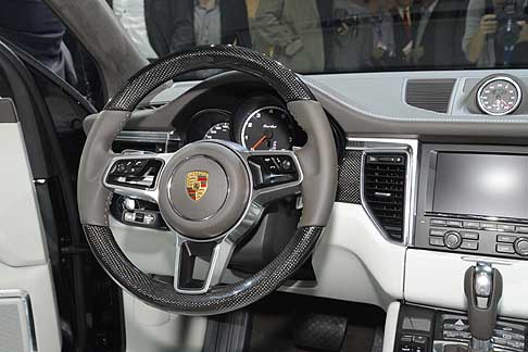 Porsche - Porsche Macan con comandi multifunzione sul volante width=