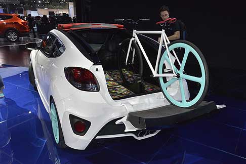 Hyundai - Veloster C3 Roll Toped concept car che si caratterizza per particolare tetto apribile automatico che la scoperchia fino al lunotto width=