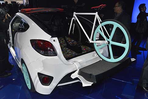 Hyundai - Veloster C3 Roll Toped concept con particolare tetto apribile automatico che la scoperchia fino al lunotto con attacco porta bike width=