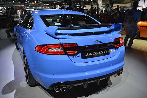 Jaguar - Jaguar XFR-S con alettone posteriore per un assetto sportivo width=