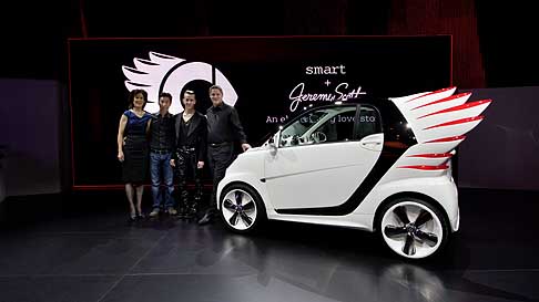 Smart - Smart ForJeremy l´incontro tra Jeremy Scott e la Smart Fortwo elettrica, lo stilista ha espresso la sua ammirazione per la piccola vettura elettrica width=