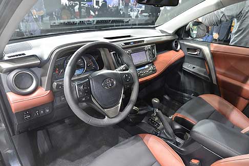 Toyota - Presentata in anteprima mondiale al Salone di Los Angeles la quarta generazione della Toyota RAV4, il SUV di rottura con le linee stilistiche precedenti width=