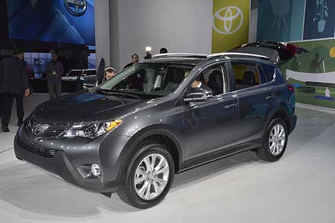 Toyota - Anteprima mondiale per il Toyota RAV4con nuovo frontale triangolare e dalle linee spigolose width=