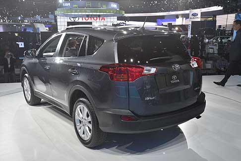 Toyota - Anteprima mondiale per il Toyota RAV4, SUV con abitacolo completamente ridisegnato a favore dello spazio width=