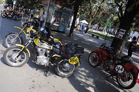 Milano Taranto 2015 - 186 Ducati Scrambler 450cc del biker Swanwick Dan del Canada width=
