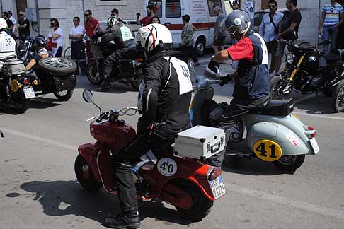 Milano Taranto 2015 - 40 Rumi Formichino 125cc e la 41 Piaggio Vespa 125 ad Acquaviva delle Fonti width=