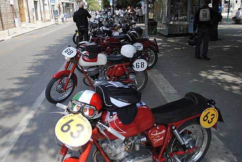 Milano Taranto 2015 - 63 Guzzi Stornello 125cc e la n.68 MV Agusta 125cc di Vaccarelli più vecchio del gruppo width=