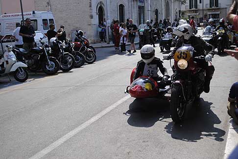 Milano Taranto 2015 - Guzzi Le Mans 850cc duo svizzero Fluckiger vincitori della categoria Sidecar width=