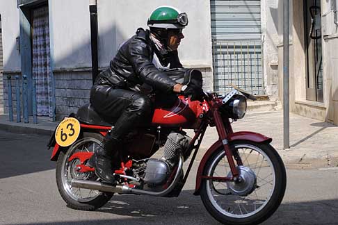 Milano Taranto 2015 - Moto Guzzi Stornello 125cc biker Zambon Giovanni di Bassano del Grappa (VI) width=