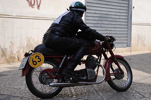 Milano Taranto 2015 - Moto Guzzi Stornello 125cc biker Zambon Giovanni centro storico Acquaviva delle Fonti width=