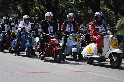 Milano Taranto 2015 - Innocenti Lambretta LI Mancini Adriano primo a partire Classe Scooter width=