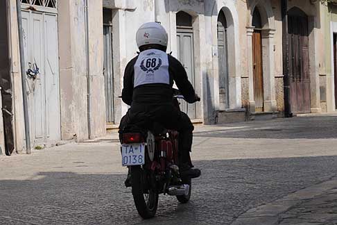 Milano Taranto 2015 - MV Agusta 125cc del 1962 con Vaccarelli Cosimo di Massafra TA di 86 anni il più anziano della carovana width=