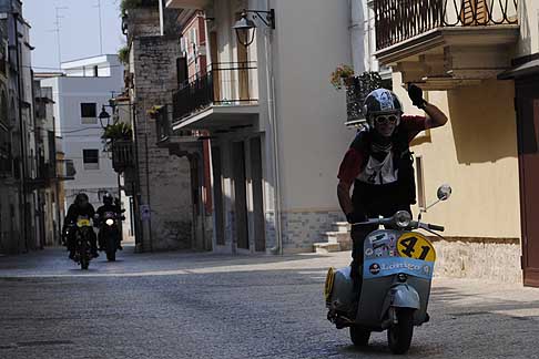 Milano Taranto 2015 - Piaggio Vespa 125 del 1959 del festoso Lovato Felice width=