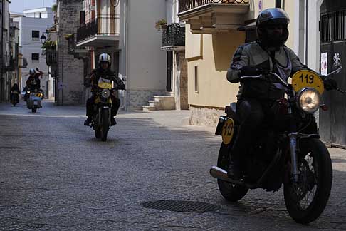 Milano Taranto 2015 - Atmosfera bikers centro storico moto Morini 3/12 350cc del 1975 biker tedesco Eder Johann width=