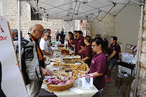 Milano Taranto 2015 - Atmosfera buffè per i concorrenti con piatti ticipi della cipolla rossa di Acqauviva delle Fonti width=