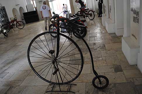 Milano Taranto 2015 - Esposizione interna Comune di Acquaviva bici e moto storiche width=