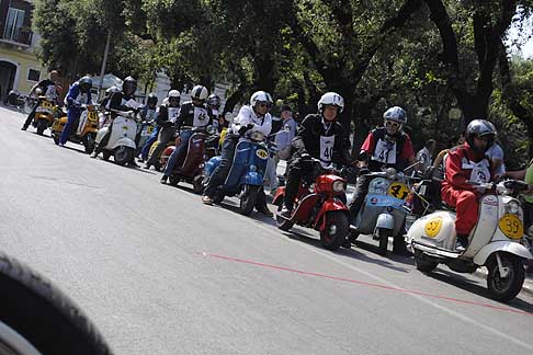 Milano Taranto 2015 - Schieramento Classe Scooter della Milano-Taranto 2015 ad Acquaviva width=