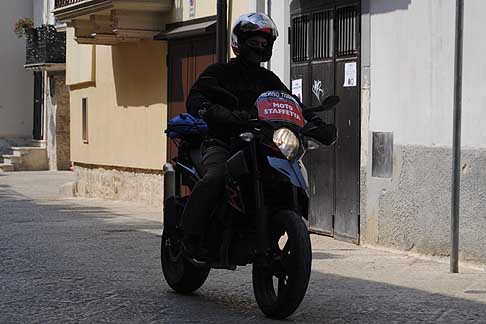 Milano Taranto 2015 - Scooter centro storico Acquaviva nella 5^ tappa della Milano Taranto 2015 width=