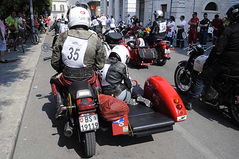 Milano Taranto 2015 - Sidecar Guzzi Le Mans 850cc del duo Fluckiger Rudolf e Sini vincitori di categoria della Milano Taranto 2015 width=