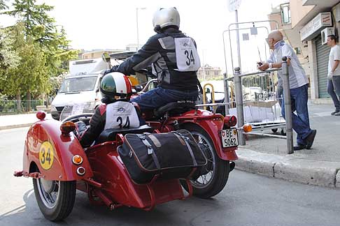 Milano Taranto 2015 - Sidecar Guzzi V7 Speciale 750cc biker Krebs Andreas passegero Mangarelli Erika giunti terzi nella categoria Sidecar width=