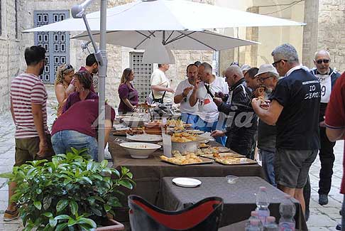 Rievocazione storica moto storiche - Artmosfere degustazione partecipanti Milano Taranto 2016 atrio comunale di Acquaviva delle Fonti - Bari