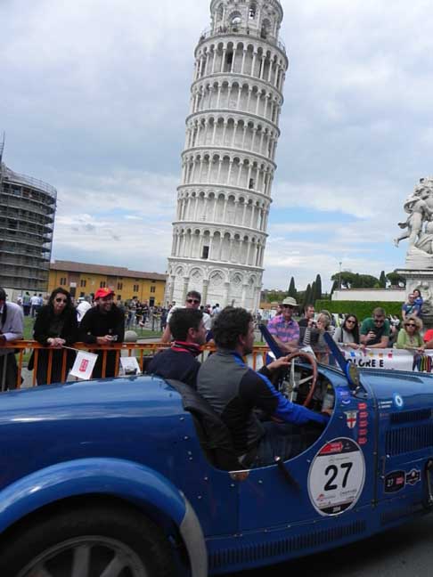 Mille Miglia a Pisa - BNC 527 Monza equipaggio italiano Murru Giovanni Luca e Destro Cartaniti Massi alle Mille Miglia 2014 passaggio sotto la Torre di Pisa width=
