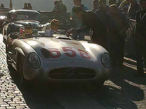 Mercedes-Benz - Preparativi per la partenza da Roma con l´auto sotica di Hakkinen e Fangio width=