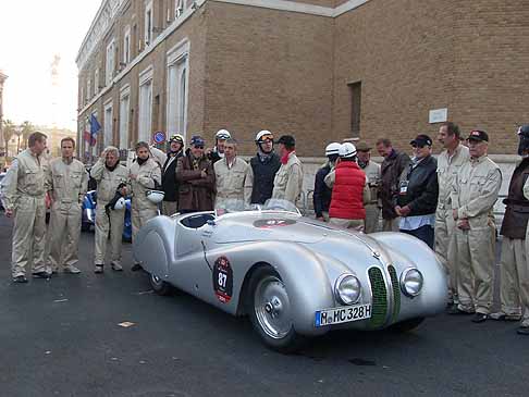 BMW - Tutto il Team BMW con Mr Bean width=