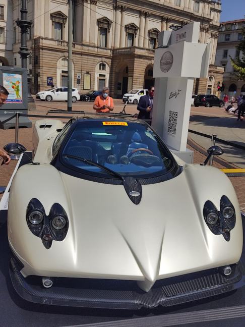 Supercar al Mimo 2021 - Pagani Zonda F dotata di un motore V12 da 7,3 litri Mercedes-Benz che può raggiungere i 620 CV