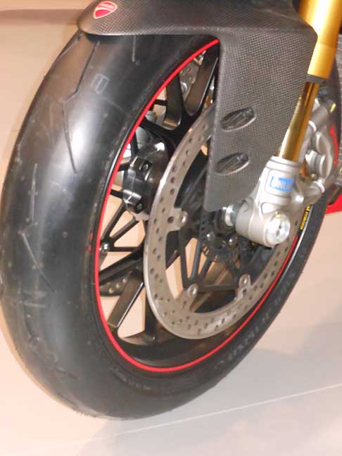 Ducati - Ducati Panigale S dettaglio ruote anteriori width=