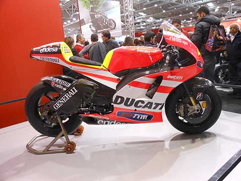 Ducati - Moto GP Duvati Desmosedici di Valentino Rossi width=