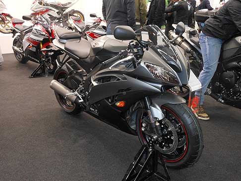 Yamaha - Yamaha YZF R6 la moto supersportiva width=