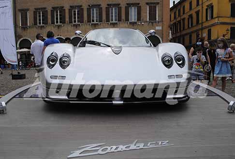 Lo Show Pagani al Motor Vally Fest - Pagani Zonda C12 calandra, la Supercar dai lineamenti cattivissimi e dalle elevate prestazioni in mostra in Piazza Grande a Modena