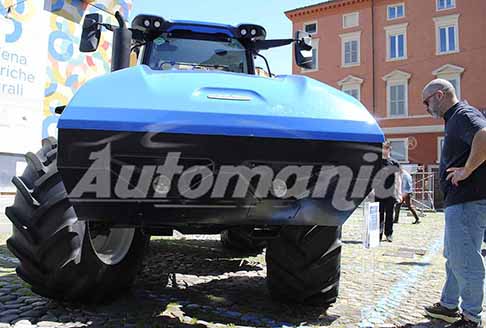 Motor Valley Fest 2024 - Trattore gigante New Holland T6 Methan Power Tractor al Motor Valley Fest 2024 esposto al largo Sant´Agostino a Modena