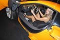 McLaren MP4 12C interni con girl seduta nell´abitacolo