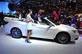 Fiancata laterale della Lancia Flavia Cabrio e ragazza al Motor Show di Bologna