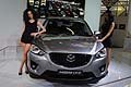 Maxda CX-5 e ragazze. Le unità utilizzano le tecnologie SkyActiv, che riducono sensibilmente emissioni e consumi, grazie, anche alla presenza dei dispositivi Start&Stop e alle trasmissioni manuale SKYACTIV-MT a sei marce o automatica SKYACTIV-DRIVE a sei 