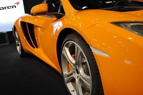 McLaren - Fiancata della McLaren MP4 12C con motore V8 width=