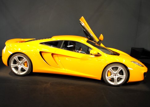 McLaren - McLaren MP4 12C vista laterale della super sportiva stradale width=