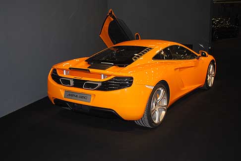 McLaren - La nuova e fiammante McLaren MP4 12C posteriore vettura width=