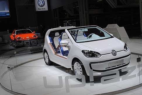 Volkswagen - Volkswagen Up! Azzurra Concept sullo sfondo la Volkswagen Buggy Up! arancione width=