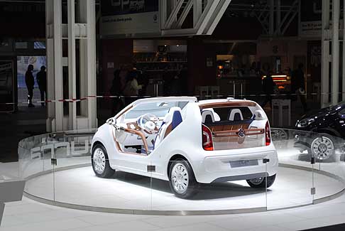 Volkswagen - Volkswagen Up! Azzurra Concept sailing team un auto che nasce dalla fusione dell’esperienza dei cantieri navali italiani width=