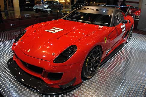 Ferrari - La Ferrari 599XX Evoluzione, che incarna lo spirito della berlinetta sportiva non omologata, aggiungendo nuovi contenuti tecnici per aumentare le prestazioni. width=