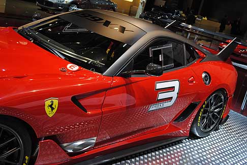 Ferrari - L’adozione di scarichi laterali ha permesso, inoltre, di aumentare la potenza del motore di 20 CV a 750 CV (sempre a 9000 giri) mentre la coppia massima sale a 700 Nm. width=