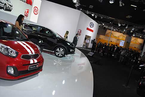 Kia Motors - Panoramica durante presentazione Kia Motors con gli addetti stampa al Motor Show 2011 width=