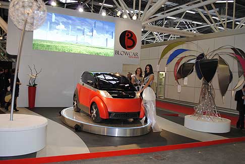 BlowCar - Suggestiva panoramica della BlowCar concept al Motor Show di Bologna 2011 width=