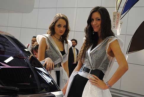 BlowCar - Ragazze che affincavano il concept car BlowCar al Motor Show di Bologna width=