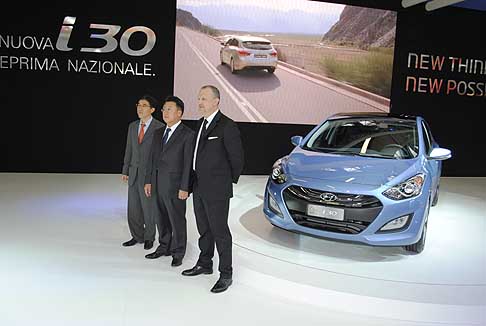 Hyundai - Hyundai i30 e i manager durante la presentazione alla stampa al Motor Show di Bologna width=
