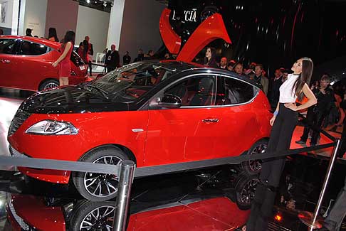 Lancia - Laterale vettura Lancia Ypsilon Black&Red e ragazza al Motor Show 2011 width=