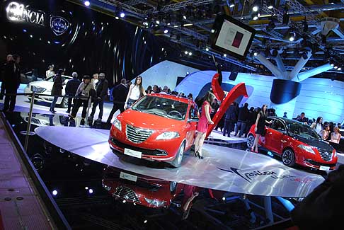 Lancia - Panoramica stand lancia con le vetture Lancia Ypsilon Black&Red al Bologna Motor Show 2011 width=